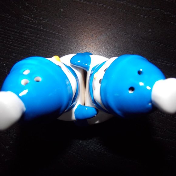 Happy Hugging Snowmen Salt And Pepper Shakers - Picture 5 of 8